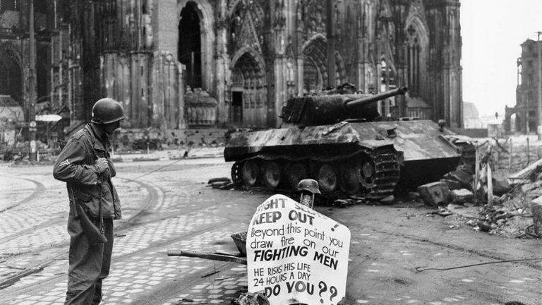 the tank battle at cologne cathedral 1945