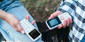 adults-and-teens-pick-dumbphones-to-curb-social-media-addiction