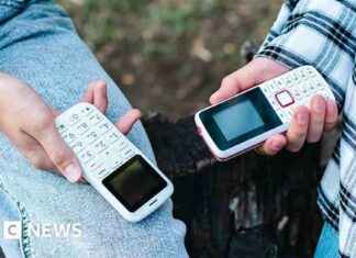 Adults and teens pick dumbphones to curb social media addiction adults-and-teens-pick-dumbphones-to-curb-social-media-addiction